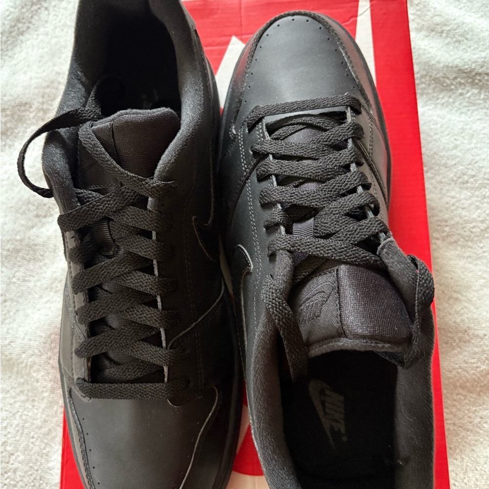 New in Box Men’s Nike Backboard Sneakers SZ 11.5